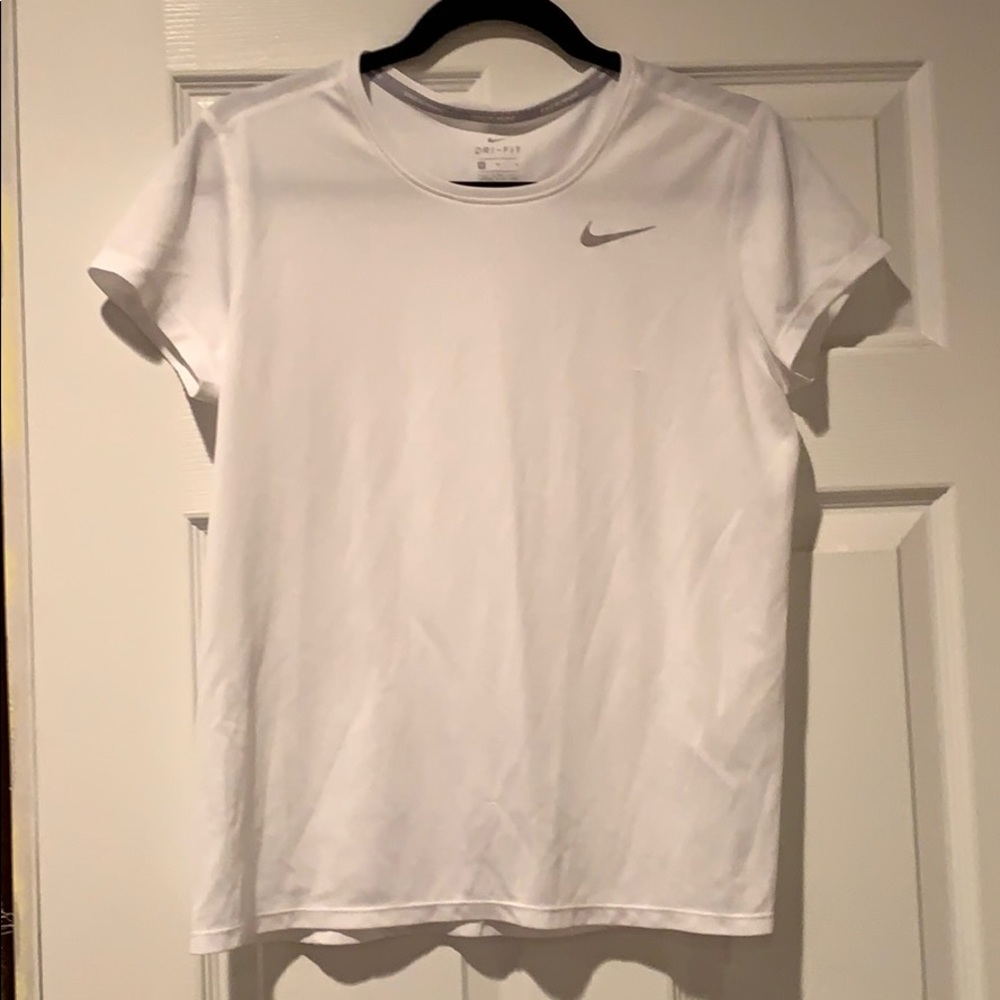 white nike short sleeve tshirt